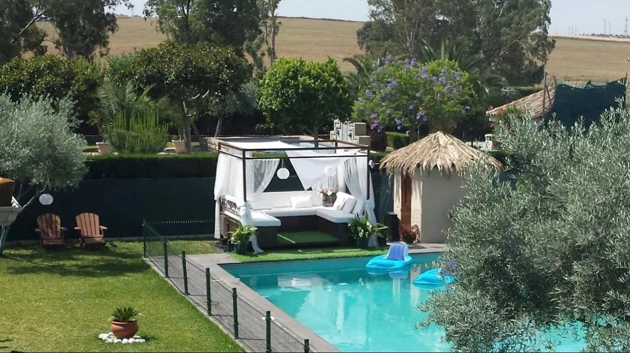 Luxurious villa. Prívate pool, Padel court. Subway Montequinto Villa