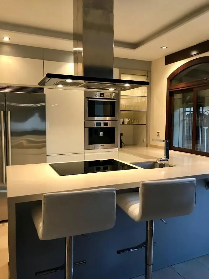 Luxurious villa. Prívate pool, Padel court. Subway Montequinto 0*,