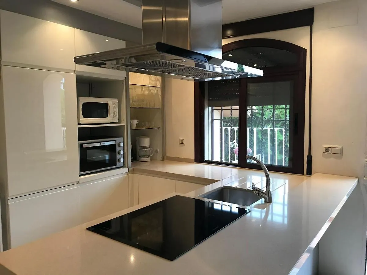 Luxurious villa. Prívate pool, Padel court. Subway Montequinto 0*,