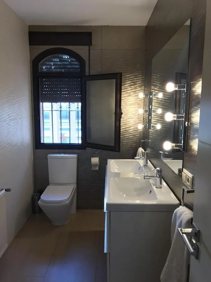 Luxurious villa. Prívate pool, Padel court. Subway Montequinto