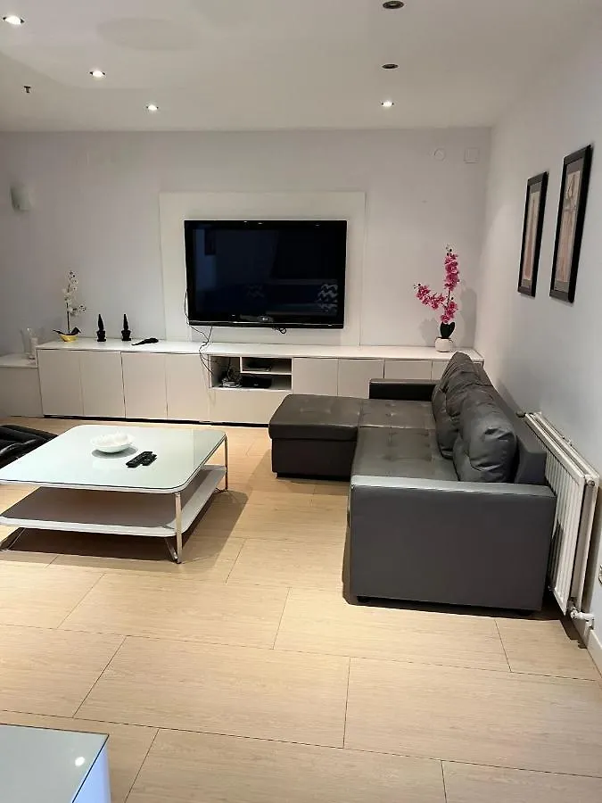 Luxurious villa. Prívate pool, Padel court. Subway Montequinto Villa